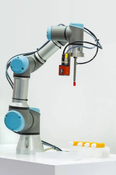 Microscan demonstrates industrial robotic machine using the Visi — Stock Photo, Image