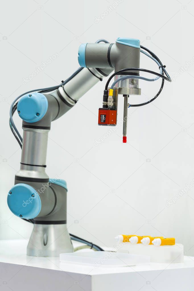 Microscan demonstrates industrial robotic machine using the Visi