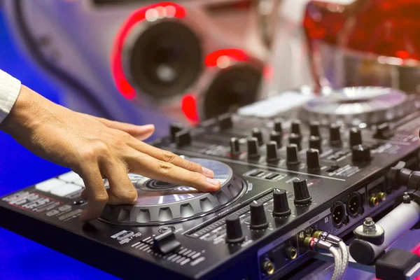 Nahaufnahme der Handbedienung eines DJs auf dem Deck in der Nacht. dj sp — Stockfoto