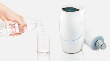 Su arıtma, su dokunun temizlenmesi ve tedavi için kartuş filtre. Plastik şişe cam içine su dökme. Teknoloji kavramı.