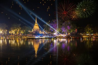 Eski Pagoda Loy Krathong Festivali 'nin Güzel Havai fişek Yansıması Sukhothai Tayland Muhteşem Tarihi Kasabası. Renkli, şehir.