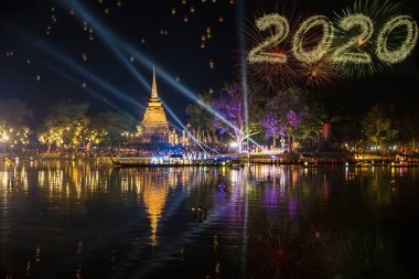 Güzel Yeni Yıl Havai Fişekleri 2020 Eski Pagoda Loy Üzerine Yansıma 