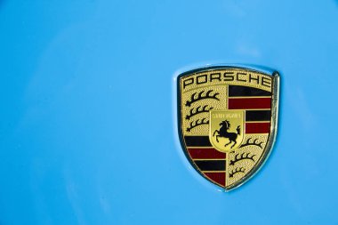 Bangkok, Tayland - 31 Mart 2019: Pastel mavisi üzerine Porsche logosu