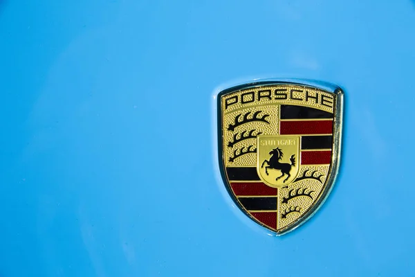Bangkok, Tajlandia - marzec, 31, 2019: logo Porsche na pastelowym blu — Zdjęcie stockowe