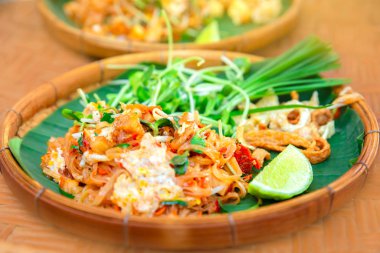 Tayland karidesi Tayland usulü erişte yemeğidir..