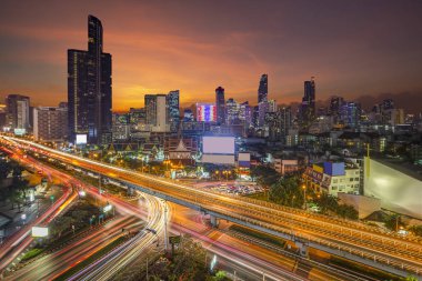 Alacakaranlık manzaralı şehir manzaralı modern bina ve Samyan Kavşağı 'ndaki apartman, Bangkok, Tayland