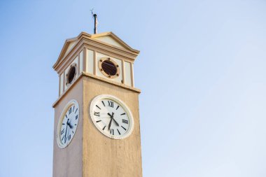 Nakhon Phanom Eyaleti, Tayland 'da mavi gökyüzü olan saat kulesi..