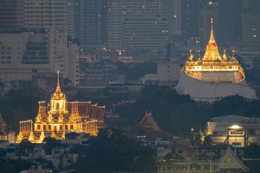 Altın dağ Wat Saket Ratcha Wora Maha Wihan ve Wat Ratchanatdaram Worawihan Bangkok, Tayland için landmark bangkok cityscape arka plan ile Lohaprasat.