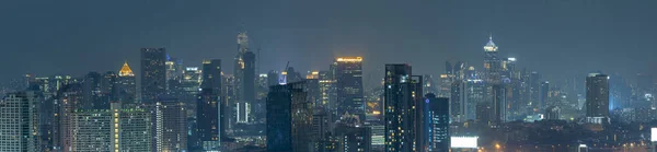 Panorama uitzicht op Bangkok business district 's nachts. — Stockfoto