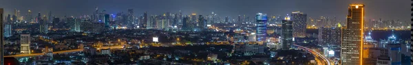 Widok panoramiczny dzielnicy biznesowej Bangkoku w porze nocnej. — Zdjęcie stockowe