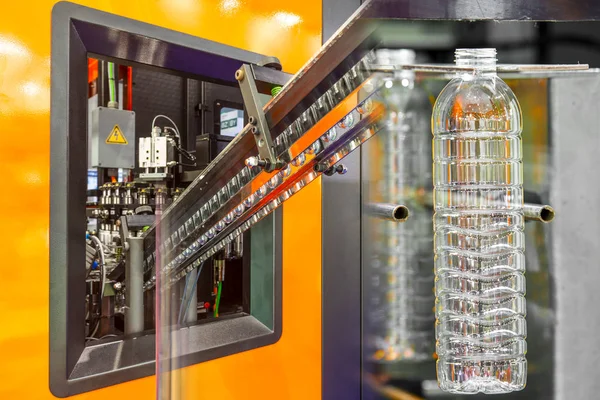 Máquina automática de moldeo por soplado de botella de PET / plástico . —  Fotos de Stock