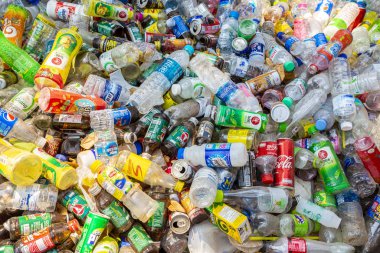Bangkok, Tayland - 23 Şubat 2020: Plastik çöp şişeleri kirliliği. Yasadışı atık imhası.