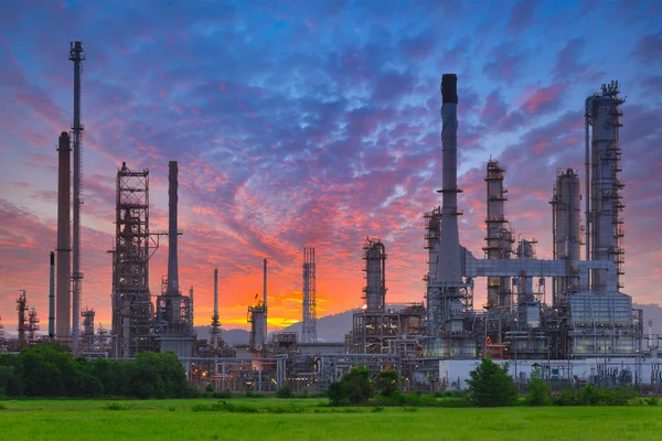 Petrol Rafineri Fabrikası gün doğumunda.