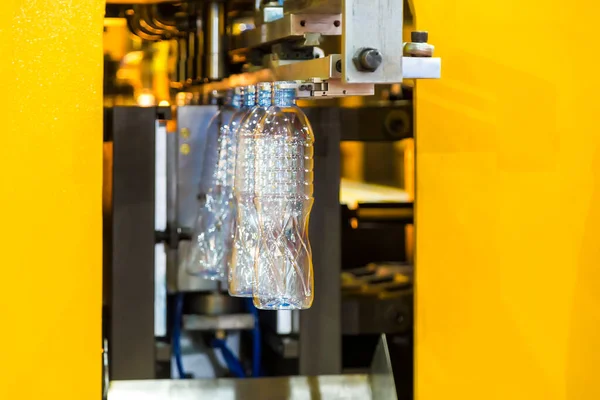 Garrafas Plástico Prontas Para Serem Preenchidas Uma Linha Engarrafamento Máquina — Fotografia de Stock