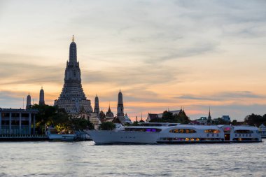 Şafak Tapınağı ile Chao Phraya Nehri Teknesi, Wat Arun, Arka planda Sunset, Yatay
