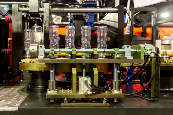 Garrafas Plástico Prontas Para Serem Preenchidas Uma Linha Engarrafamento Máquina — Fotografia de Stock