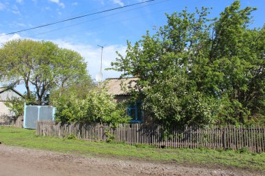 Köşkü olan eski bir kır evi. Fotoğraf..