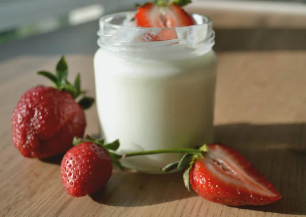 Yogur Con Fresas Una Mesa Madera Desayuno Sabroso Saludable —  Fotos de Stock