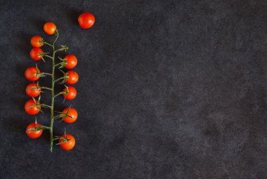 Kiraz domates siyah bir zemin üzerine demet