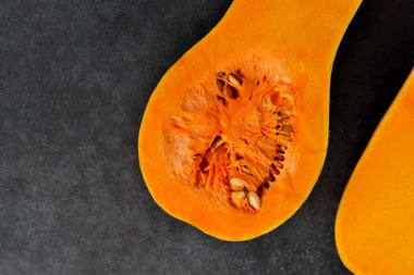 Kabak siyah bir zemin üzerine ikiye böldüm. Üstten Görünüm .