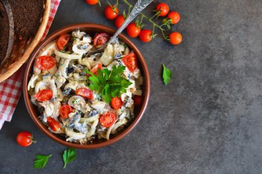 Tatil salata mantar, domates ve sos ile