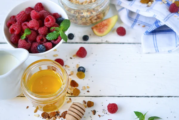 Доброго ранку - гранола з медом, ягодами та фруктами. Білий дзвоник — стокове фото