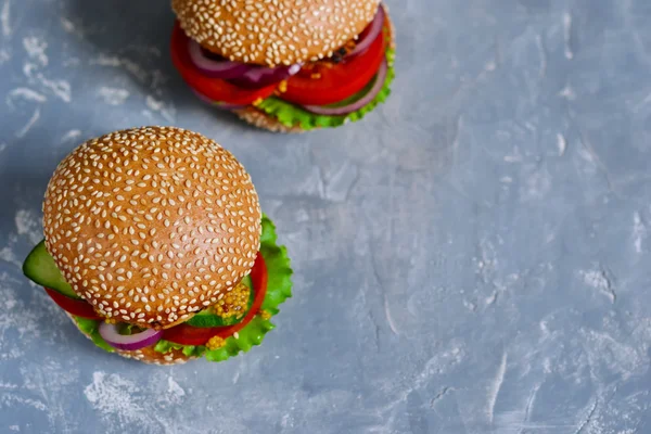 Zelfgemaakte, grote hamburger met vlees en verse groenten met vriendelij — Stockfoto