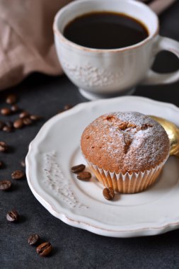 Siyah bir zemin üzerine kahvaltı için taze kahve vanilyalı kek