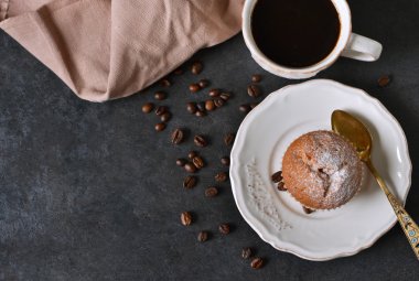 Kahvaltı için taze kahve vanilyalı kek 