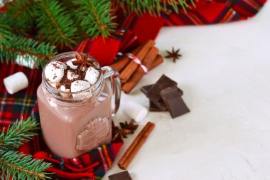 Sıcak çikolata şekerleme, tarçın ve baharatlar 