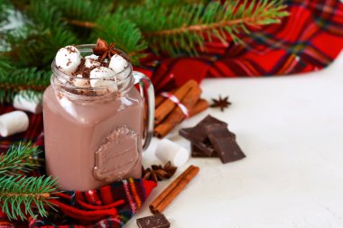 Sıcak çikolata şekerleme, tarçın ve baharatlar 