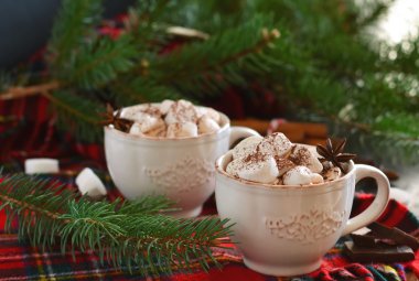 Sıcak çikolata şekerleme, tarçın ve baharatlar