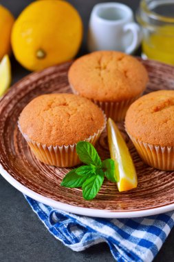 Bal ve nane ile ev yapımı, limon kek 
