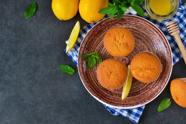 Домашние, лимонные кексы с медом и мятой — стоковое фото