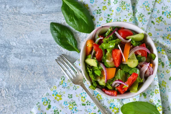 Ensalada de verduras con espinacas, tomate y pepino —  Fotos de Stock