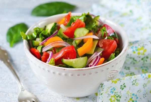 Салат из овощей со шпинатом, помидорами и огурцами — стоковое фото