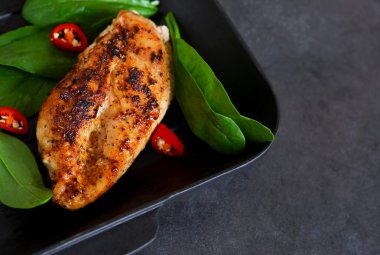 Tavuk fileto ızgara baharat ve kırmızı biber ile. Makro çekimi.