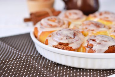 Tarçın kahvaltı için beyaz bir arka plan üzerinde rulo.