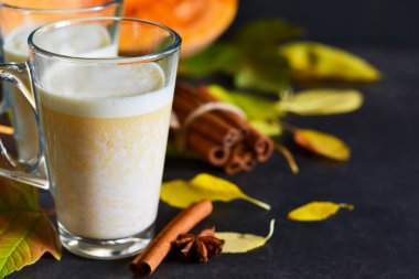 Sıcak, baharatlı içki - tarçın ve kabak ile latte