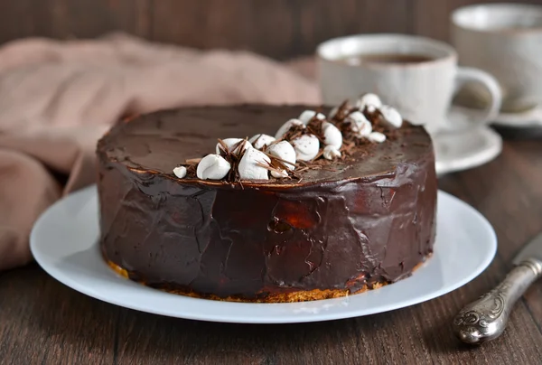 Домашний торт с ванильным муссом и шоколадом — стоковое фото