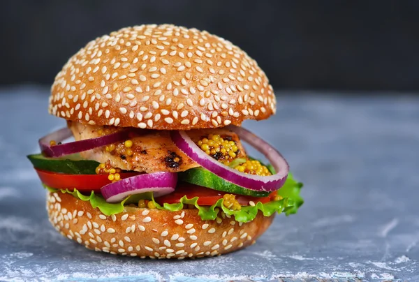 Hamburguesa casera, grande con carne y verduras frescas — Foto de Stock