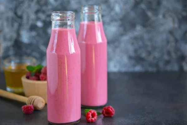 Batido de bagas para café da manhã com mel e framboesa — Fotografia de Stock