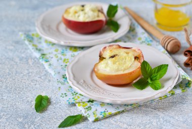 Peynir, Kuru üzüm, bal ve tarçın ile pişmiş elma 