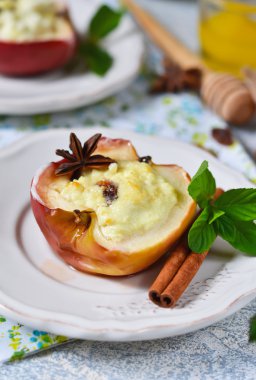 Peynir, Kuru üzüm, bal ve tarçın ile pişmiş elma