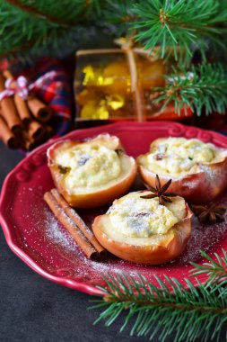 Tatil tatlı elma ile süzme peynir, pişmiş - kuru üzüm