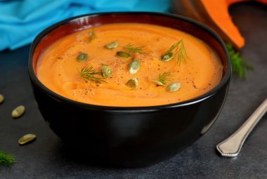Sıcak çorba püresi kabak, havuç ve kereviz 