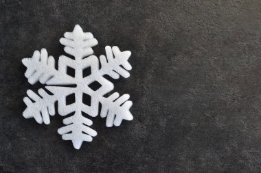 Noel siyah arka arka plan - beyaz, dekoratif kar tanesi