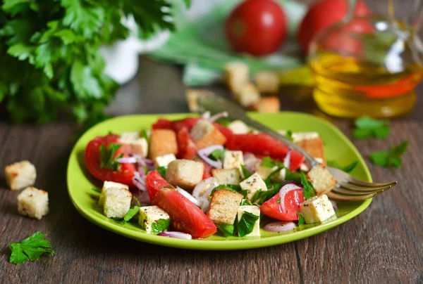 Ensalada de verduras con queso feta y galletas saladas — Foto de Stock