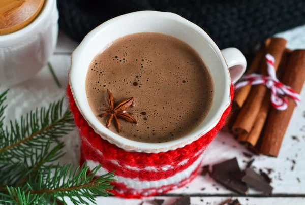 Boisson chaude d'hiver chocolat chaud à la cannelle et à l'anis — Photo