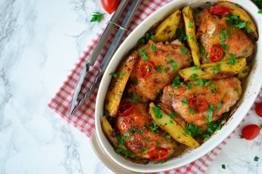 Fırında patates ve biberiye ile marine edilmiş tavuk